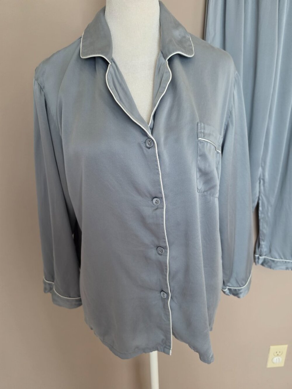 SilkSilky Classic Long Sleeve with Contrast Piping Pajama Set Size Medium - Picture 9 of 12